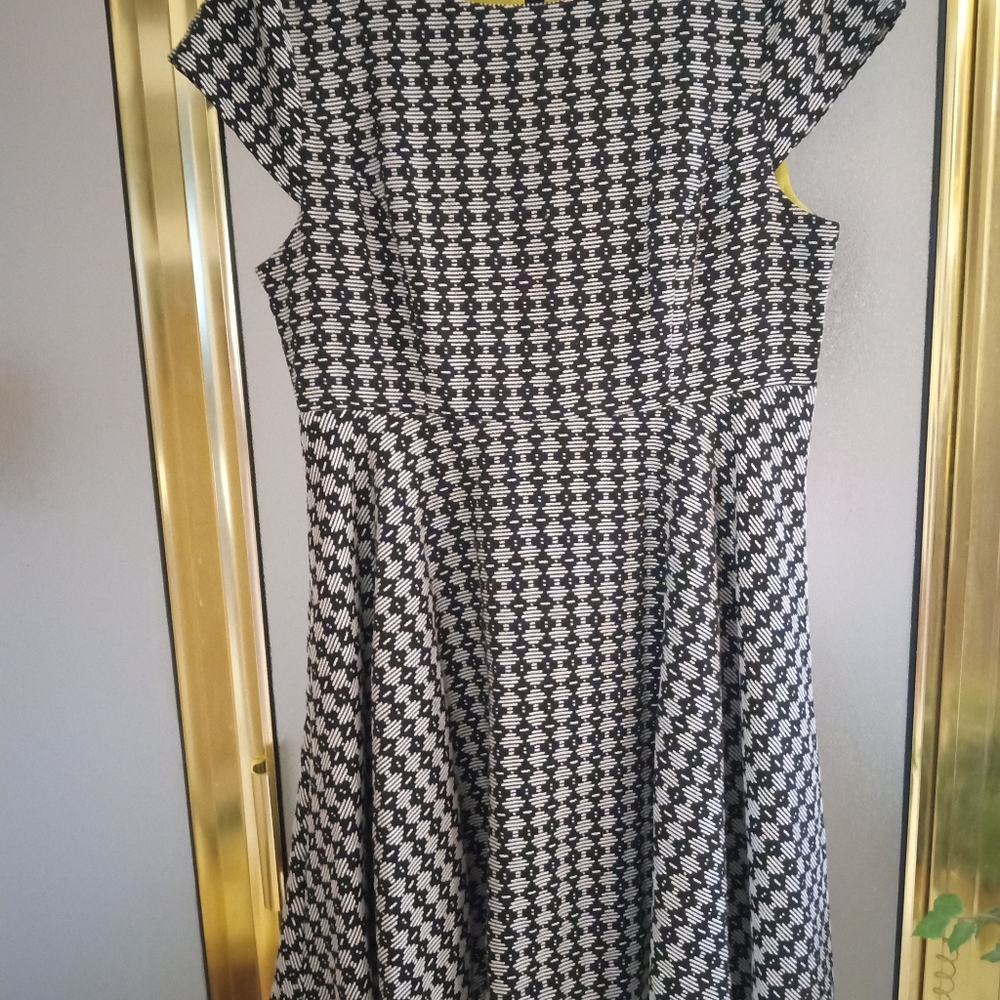 Dress - Picture 4 of 6